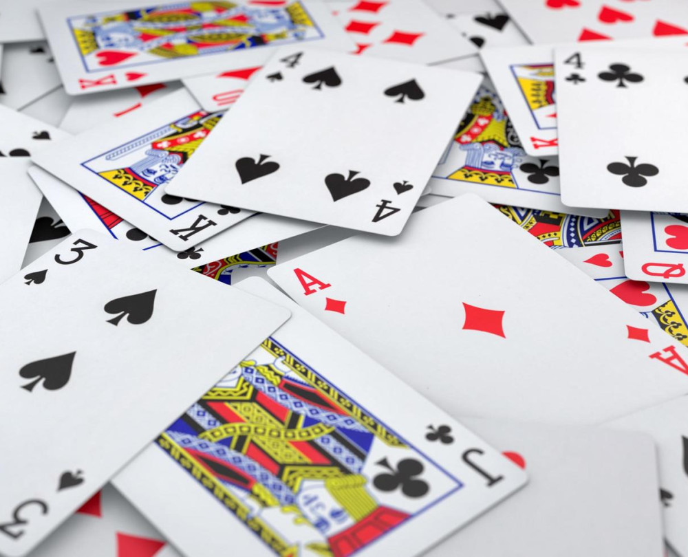 media.6502470-mazzo-di-poker-carte-da-gioco-tutte-semi-sdraiato-sul-tavolo-gratuito-foto